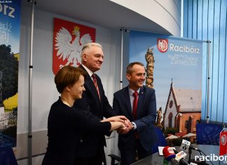 Dariusz Polowy pieczętuje wstąpienie do Partii Jarosława Gowina