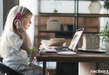 „Zdalna szkoła+” – kolejne 180 milionów na zakup sprzętu dla uczniów komputer dziecko