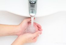 mycie rak woda