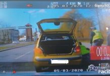 Mundurowi z raciborskiej drogówki pomogli wymienić koło