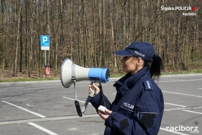 Policjanci w Raciborzu apelują do mieszkańców o pozostanie w domach