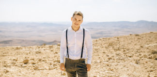 Kremowa koszulka męska - jakie inne kolory są na topie?