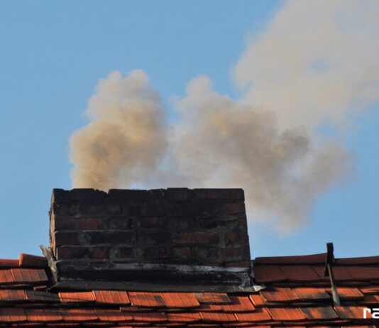 Brak kontroli i niskie kary podtrzymują problem smogu