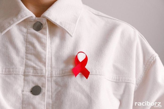 hiv aids czerwona kokardka