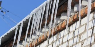 sople lodu zima dach