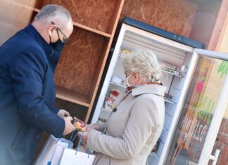 jadłodzielnia starosta Leszek Bizoń i członkini zarządu Krystyna Kuczera uzupełniają lodówkę społeczną w artykuły spożywcze