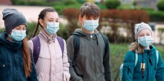 uczniowie szkola koronawirus