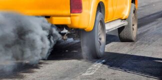 spaliny dym samochod