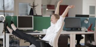 praca komputer weekend