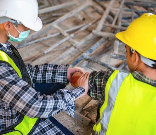 Liczba wypadków przy pracy w górę. Najwięcej w woj. śląskim praca budowa wypadek uraz