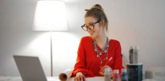 praca zdalna home office komputer