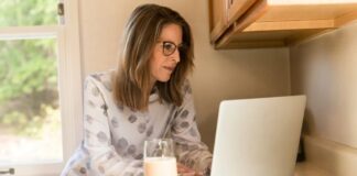 praca zdalna dom home office komputer