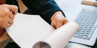 faktury dokumenty biuro praca