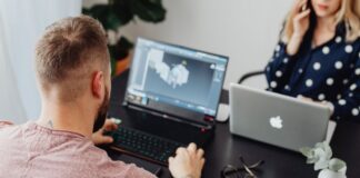 komputer praca mlodzi