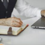 Blisko co siódmy pracujący emeryt mieszka w woj. śląskim seniorzy praca komputer pisanie