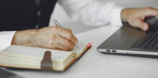 seniorzy praca komputer pisanie