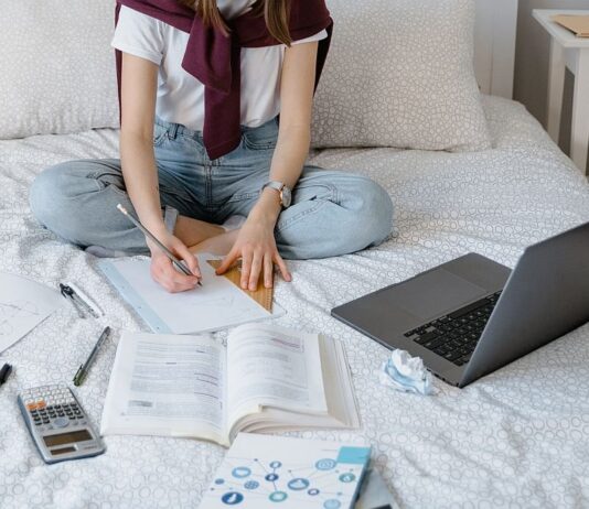 nauka zdalna komputer uczen student