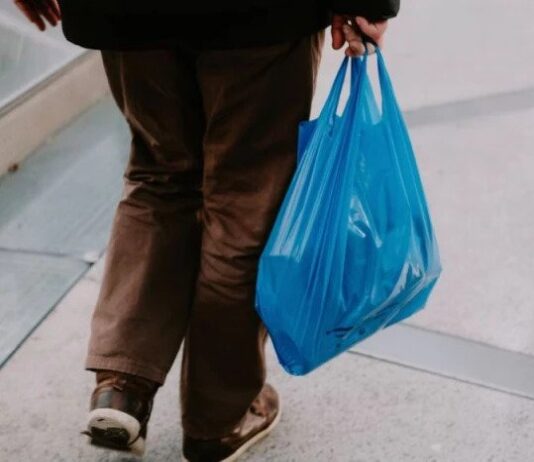 55 tys. ton torebek foliowych trafia co roku na wysypiska plastik torba foliowa ekologia