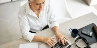 Liczba pracujących spadła, wzrósł za to wiek zatrudnionych praca komputer firma seniorzy