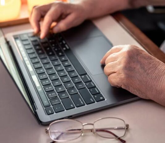 ZUS zachęca do dłuższej aktywności zawodowej praca senior komputer