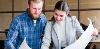 Kobiety rzadziej walczą o wyższe wynagrodzenie. Skąd bierze się ta różnica? kobieta mezczyzna praca