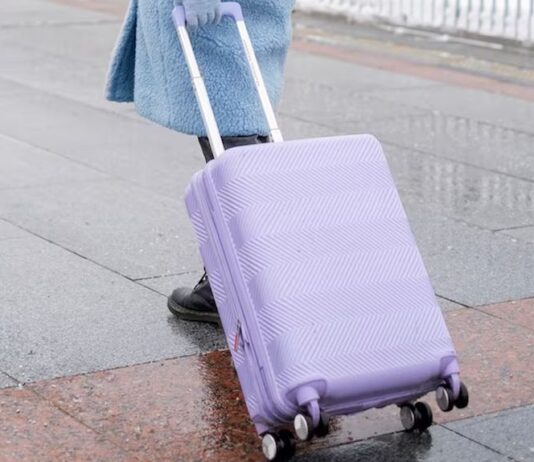 Po brexicie zmienia się kierunek migracji. Spada liczba Polaków w Wielkiej Brytanii podroz walizka emigracja