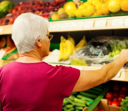 Ceny w sklepach nadal rosną, ale coraz wolniej zakupy sklep senior