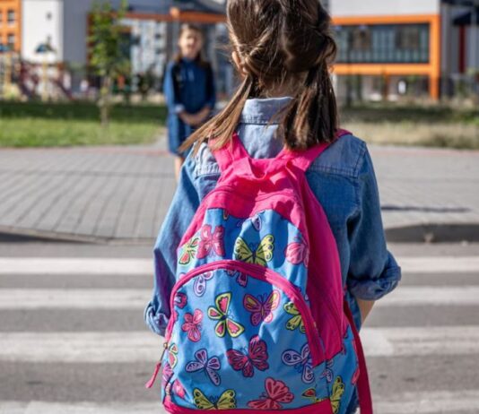 300 zł na wyprawkę szkolną. Kto może otrzymać świadczenie i do kiedy złożyć wniosek? szkola uczen plecak