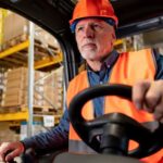 Emerytura coraz później. Seniorzy chętniej zostają na rynku pracy magazyn praca senior