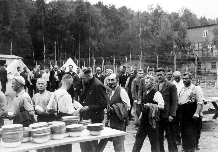 Pierwsi więźniowie obozu Stutthof. Zdjęcie z propagandowe z albumu SS, zbiory Muzeum Stutthof w Sztutowie