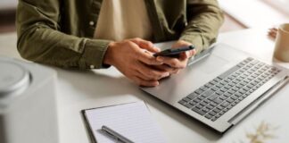 praca komputer telefon