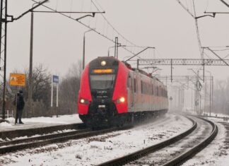 Bez wiaduktu i zmiany układu peronów. Mieszkańcy Markowic nadal będą stali w korkach przed przejazdem kolejowym polregio ed72 raciborz markowice