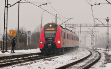 Bez wiaduktu i zmiany układu peronów. Mieszkańcy Markowic nadal będą stali w korkach przed przejazdem kolejowym polregio ed72 raciborz markowice