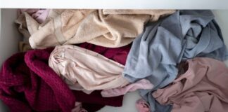 Co zrobić ze starymi ubraniami? Sprawdź, gdzie powinny trafić tekstylia ubrania odziez tekstylia