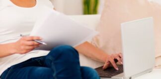 komputer dom praca zdalna dokumenty