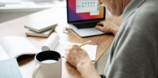 praca komputer seniorzy