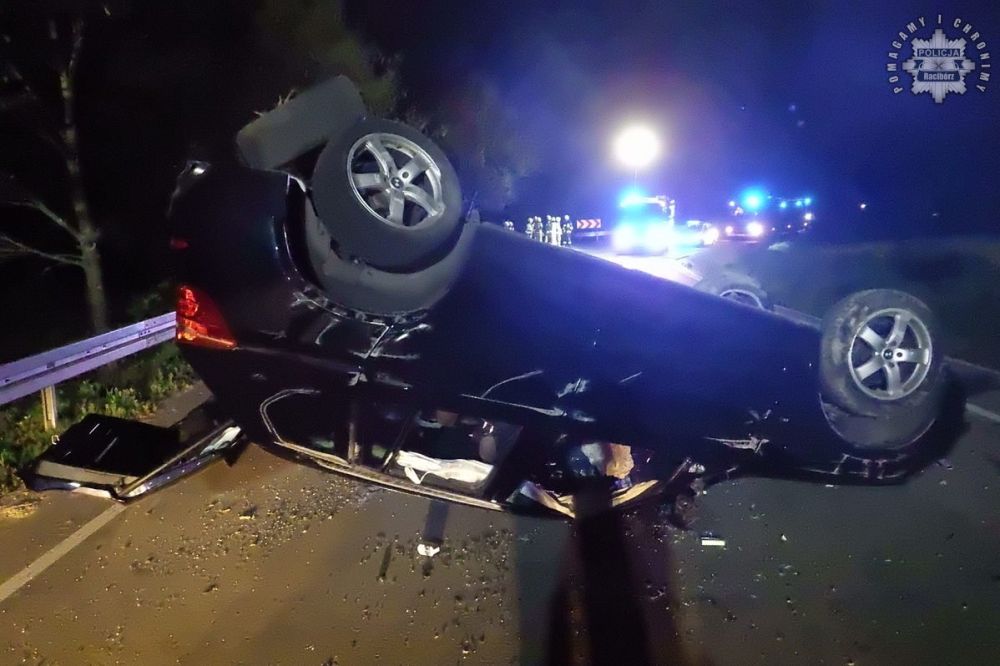 Groźny wypadek w Bolesławiu. BMW dachowało, pięć osób w szpitalu