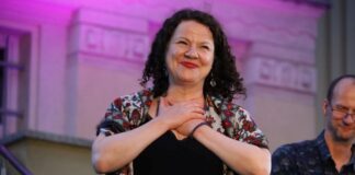 Letni koncert Agnieszki Grochowicz na schodach raciborskiej biblioteki