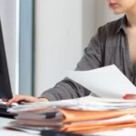 praca komputer urzad biuro dokumenty