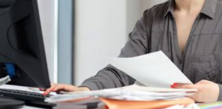 praca komputer urzad biuro dokumenty