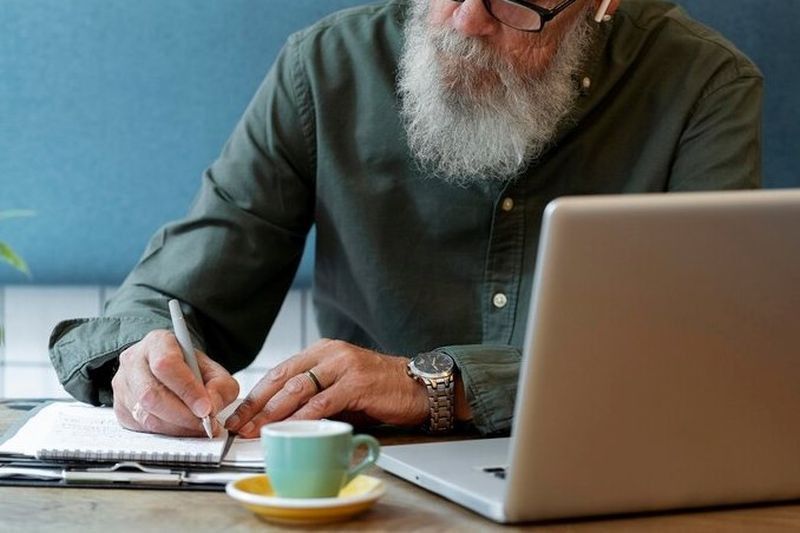 Najstarsi najbardziej pewni swojej pracy, młodzi pełni obaw senior dziadek praca komputer