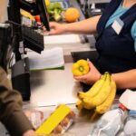 zakupy sklep kasa kasjerka praca