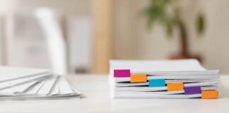 dokumenty praca faktury biuro