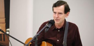 Poezja w dźwiękach gitary Kuby Michalskiego w raciborskiej bibliotece