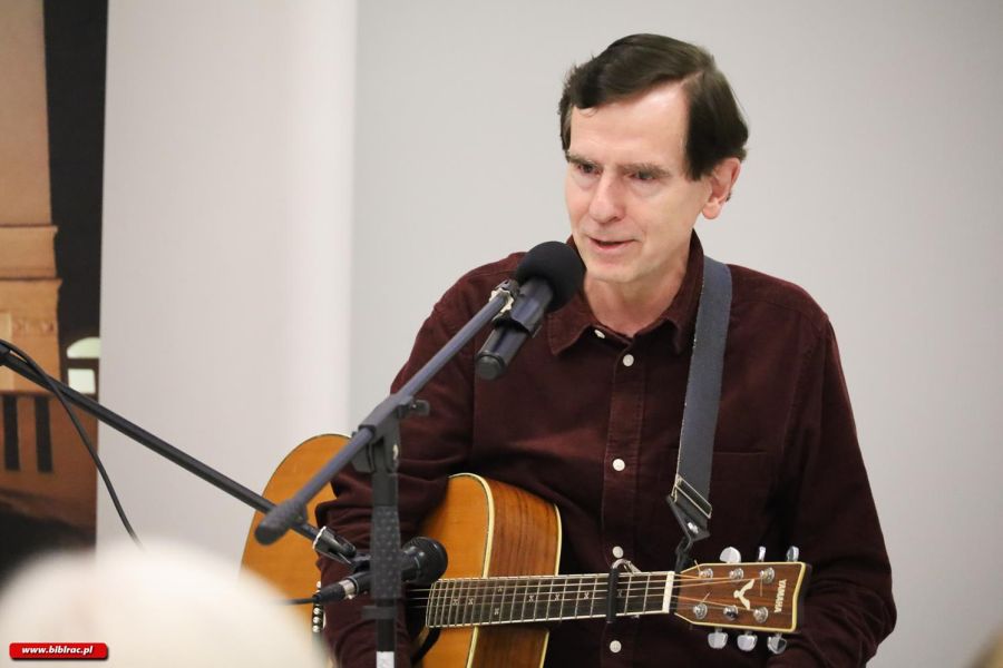 Poezja w dźwiękach gitary Kuby Michalskiego w raciborskiej bibliotece