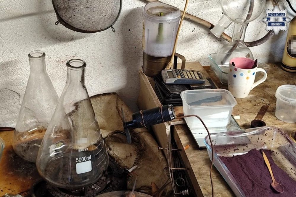 W garażu ukrywał linię produkcyjną narkotyków. Trafił do aresztu