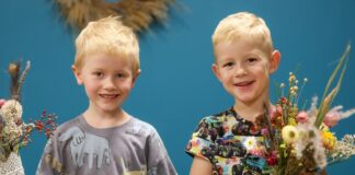 Kwiatowe inspiracje na zajęciach Małych Odkrywców Sztuki w Strzesze