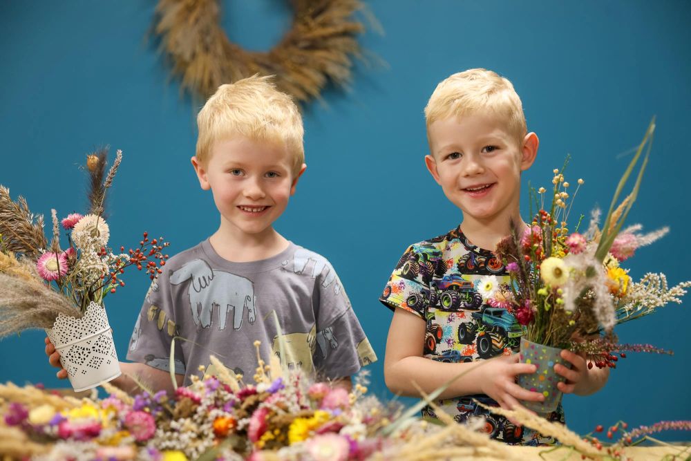 Kwiatowe inspiracje na zajęciach Małych Odkrywców Sztuki w Strzesze