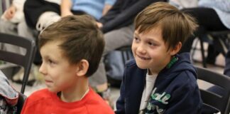 Marcin Pałasz spotkał się z młodymi czytelnikami w raciborskiej bibliotece