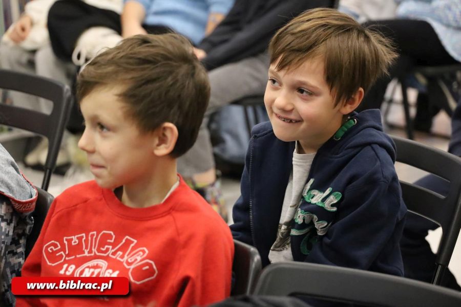 Marcin Pałasz spotkał się z młodymi czytelnikami w raciborskiej bibliotece